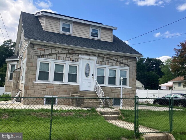 Building Photo - 607 2nd Ave
