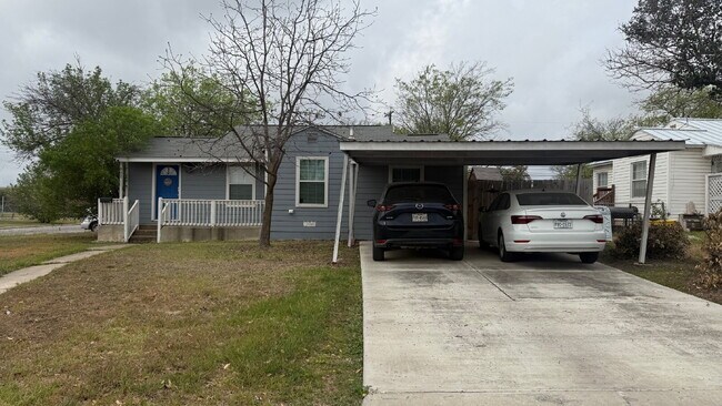 Building Photo - Newly renovated 3 bedroom 2 bath home centrally located!