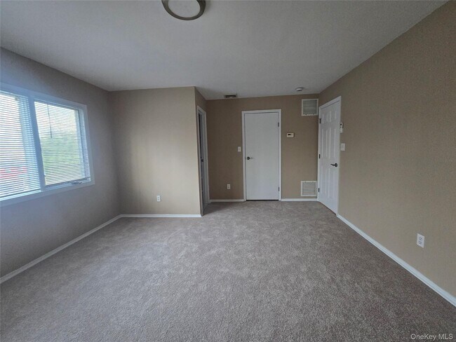 Building Photo - 19 Cardinal Ln