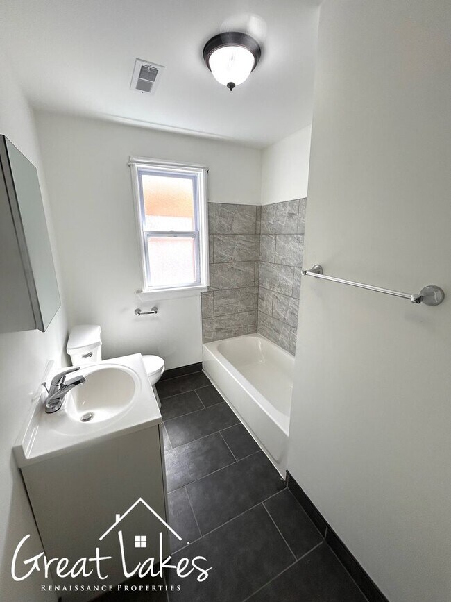 Building Photo - Stunning 3 Bedroom 1 Bathroom now availabl...