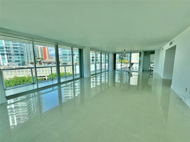 Building Photo - 16500 Collins Ave