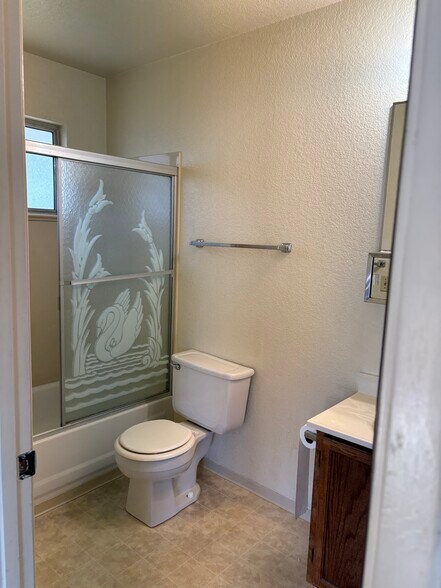 Building Photo - 3433 Surrey Ct