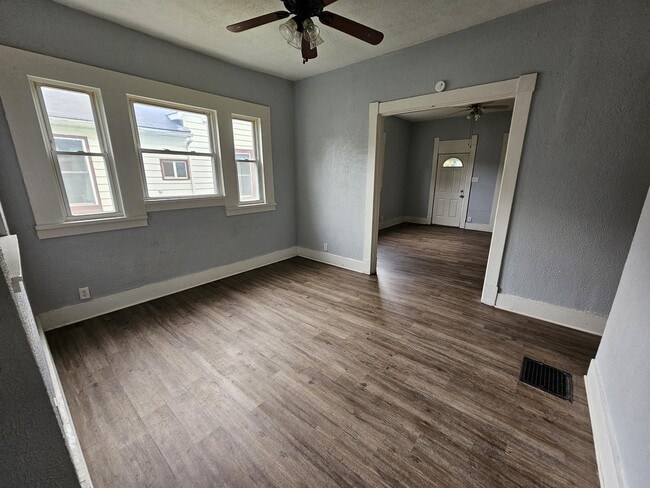 Building Photo - 912 W 3rd St