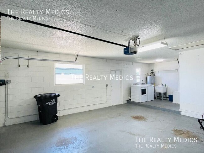 Building Photo - 637 Parkwood Ave