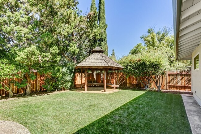 Building Photo - High-End 4-Bedroom Retreat | Designer Kitchen | Resort-Style Backyard & Pool!