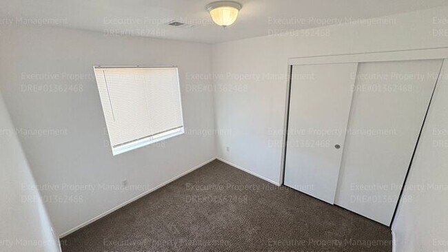 Building Photo - 4 bedroom 2 bathroom home located near S. H St/ Berkshire Rd