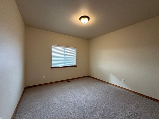 Building Photo - Luxury, One Level Living!