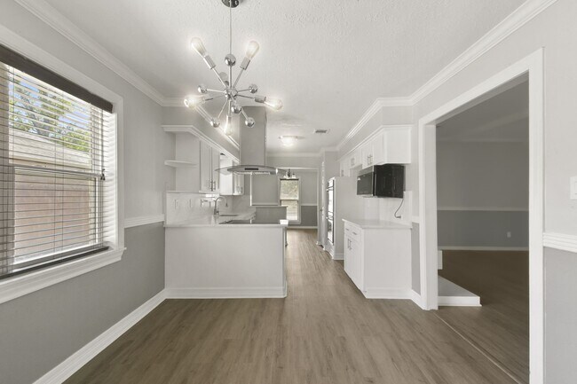 Building Photo - 15710 Creekhaven Dr