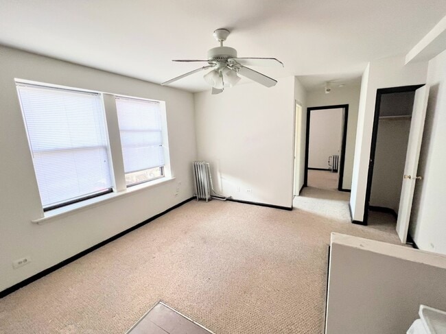 Building Photo - 3933 N Clarendon Ave