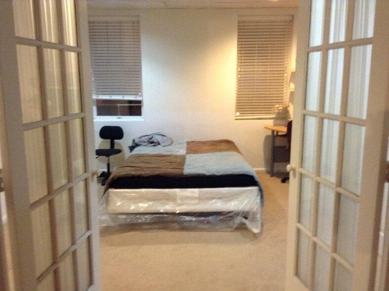 room - 1016 S Charles St