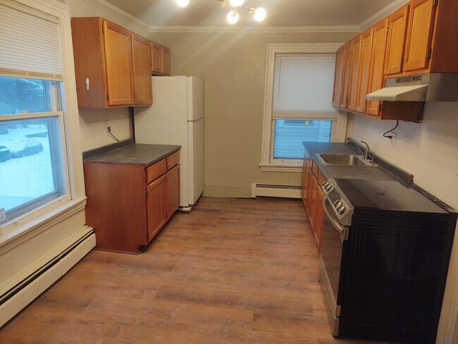 Building Photo - 3 Bedroom with off-street Parking on Park Ave