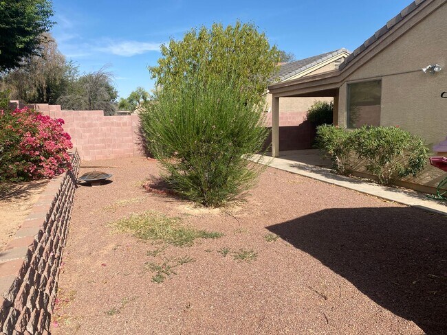 Building Photo - 3 bed 2 bath