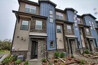 Building Photo - Newer 2 bed 2.5 bath Castle Rock townhome.