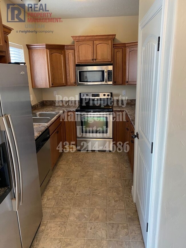 Building Photo - 3 bed 2.5 bath townhome in Fox Run