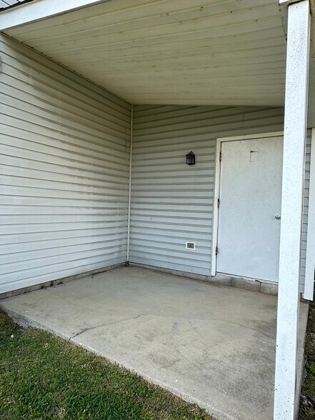 Building Photo - 2145 Westmead Dr SW