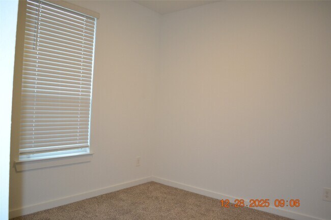 Building Photo - 1613 Sunbend Ln