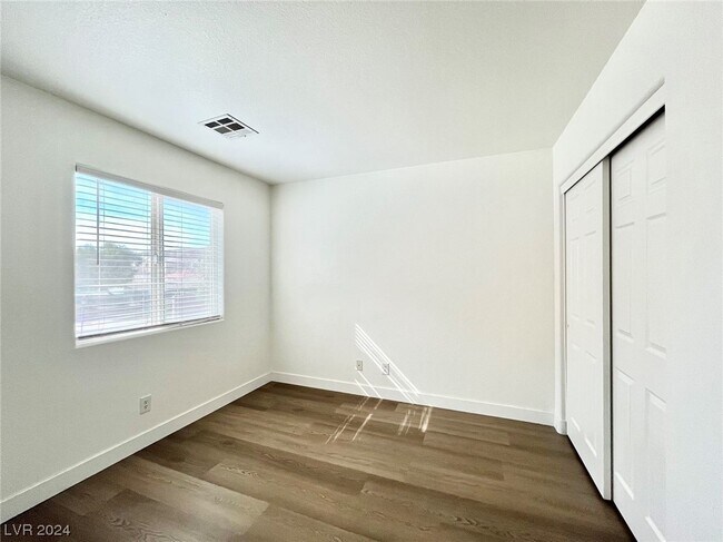 Building Photo - 9291 Hollander Ave