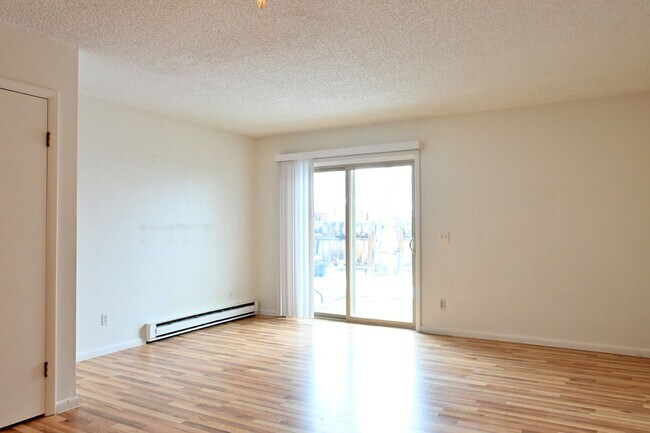 Building Photo - 2 bed 1 Bath townhouse