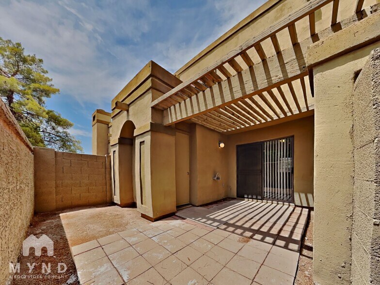 Building Photo - 1404 La Jolla Dr