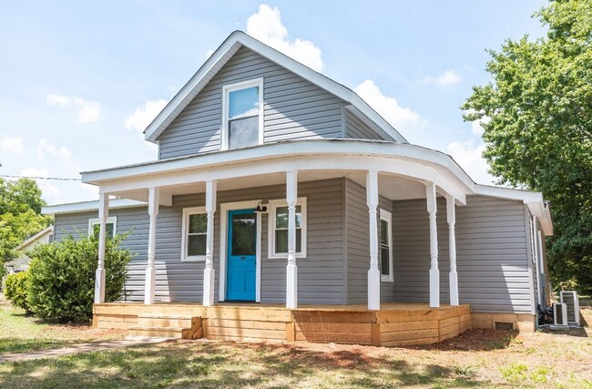 Building Photo - The Blue Door Charmer