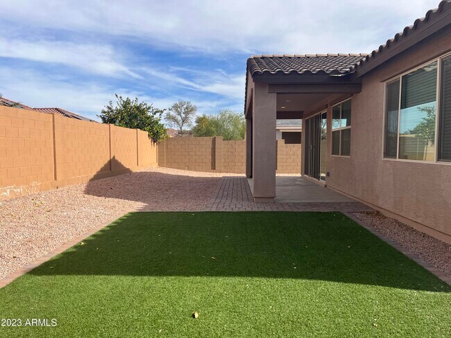 Building Photo - 566 E White Wing Dr