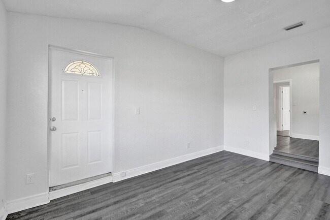 Building Photo - Beautiful 3 bedroom 2 bath Home in Miramar...