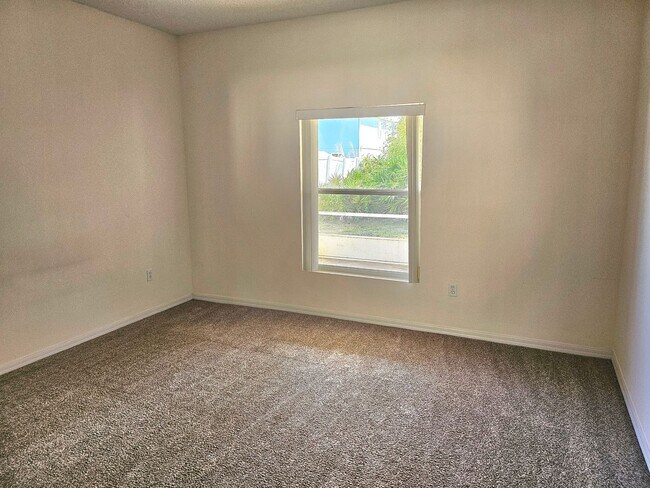 Building Photo - Newly renovated 3 bed, 2 bath home located minutes from Palm Coast dining, shopping, and the beach