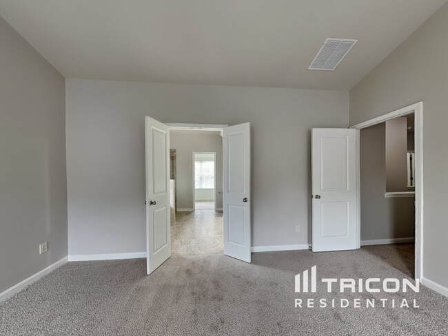 Building Photo - 5030 Glencliff Dr