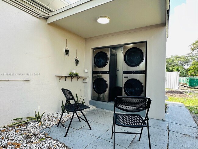 Building Photo - 401 SE 14th Ct