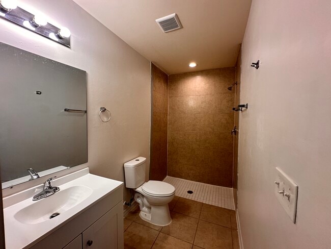 Building Photo - 1043 SE 11th Terrace