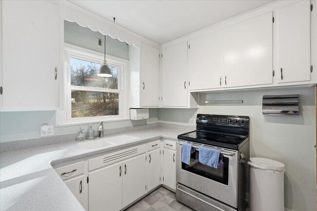 Building Photo - 313 S Midvale Blvd