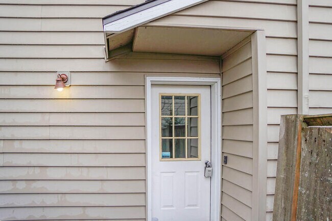 Building Photo - THREE BEDROOM TOWNHOME IN HAZEL DELL