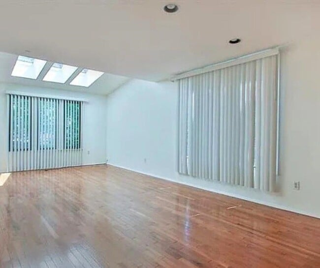 Building Photo - 700 Mainsail Ln