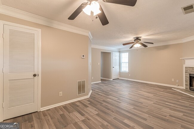 Building Photo - 5895 Hampton Ct