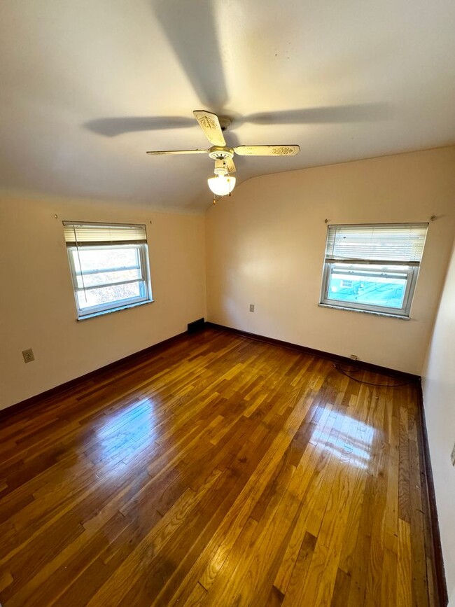 Building Photo - 2 Bedroom/1 Bath close to Ross Park Mall!