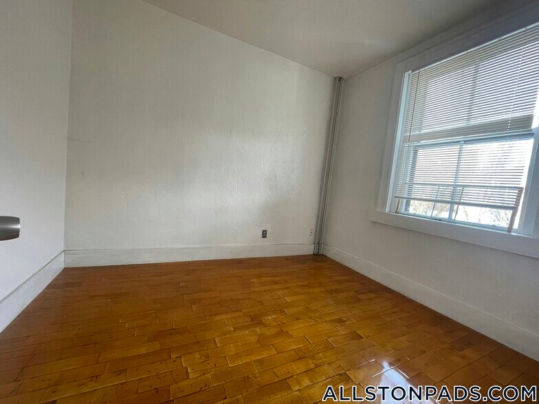 Building Photo - 4 Adella Pl