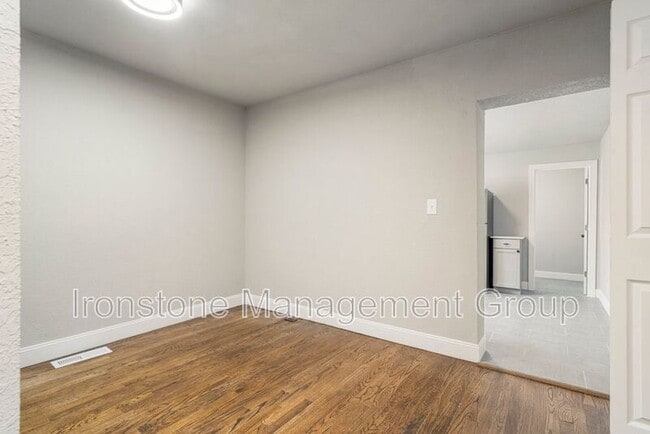 Building Photo - 2622 E 8th St