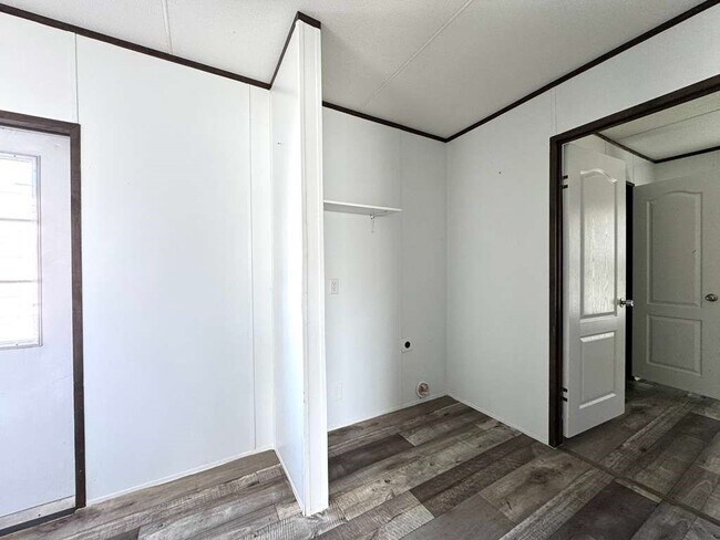 Building Photo - 16206 Wood Dr