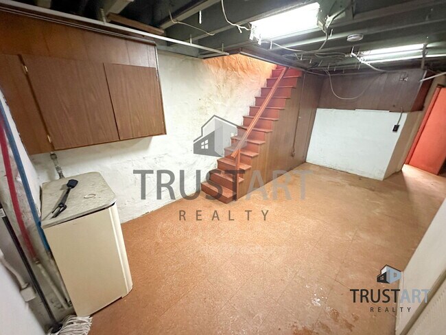 Building Photo - 148 W Spencer St