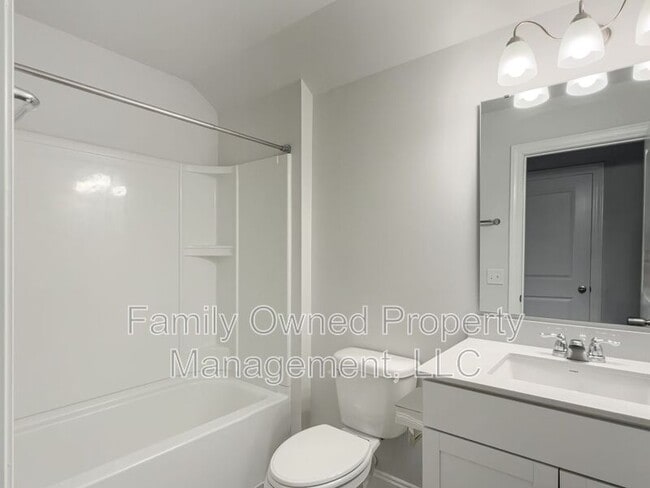 Building Photo - 208 Shortmarsh St