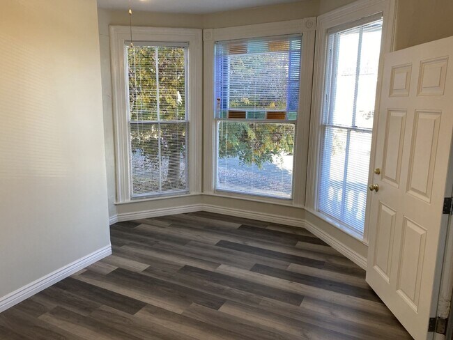 Building Photo - Adorable 2 bedroom 2 bath Apartment