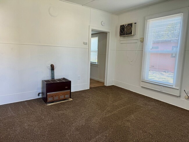 Building Photo - Check out this little Gem 1/1