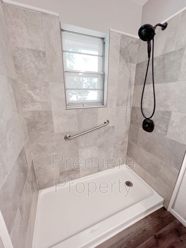 Building Photo - 5101 NE 58th St