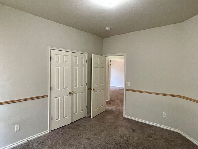 Building Photo - Great 3 Bed 2 Bath Duplex in a Gated Neighborhood!!