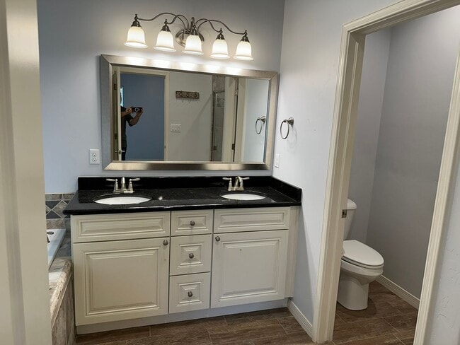 Building Photo - 4 Bed 3 Bath Home