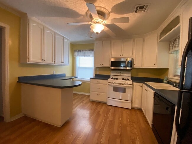 Building Photo - Brookside Charm!!