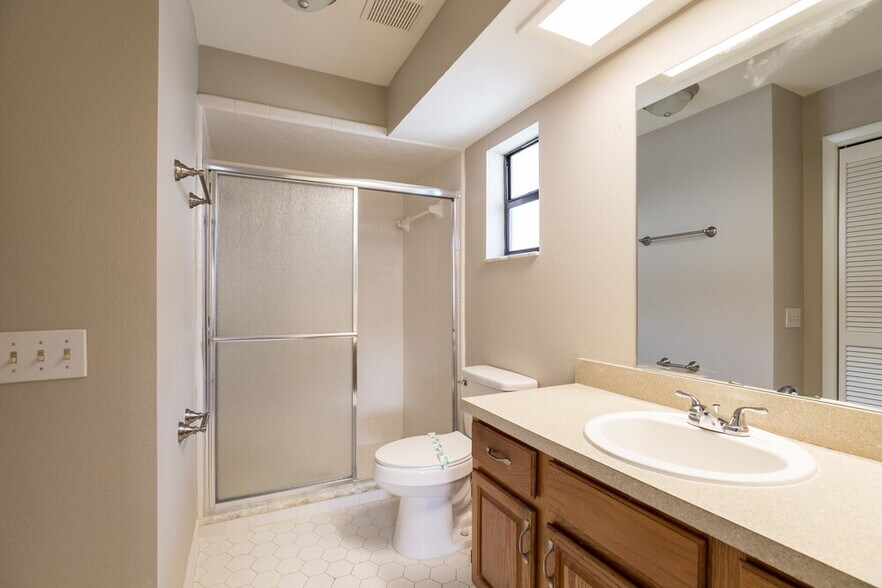 Building Photo - 411 Greenfield Rd