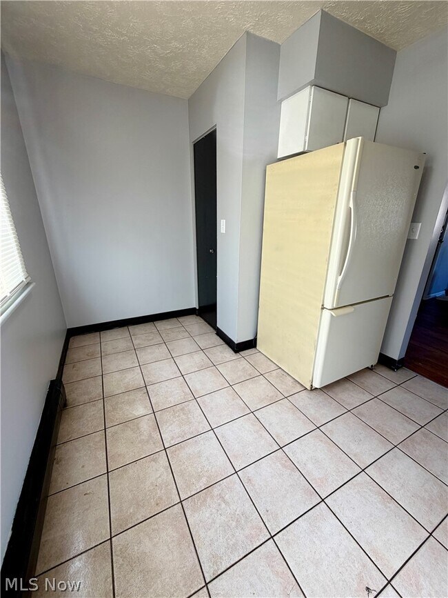 Building Photo - 841 Moyer Ave