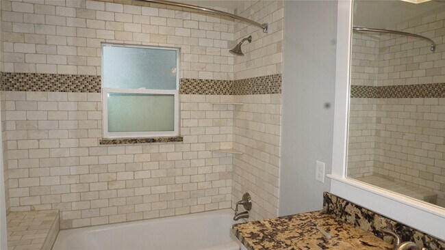 Building Photo - 825 Algregg St