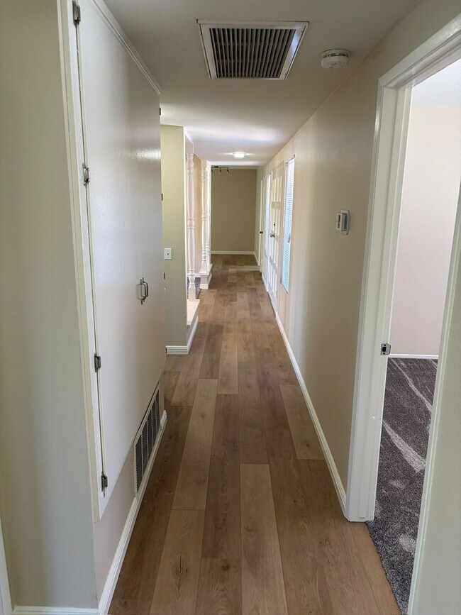 Building Photo - Spacious Single Family Home with Yard